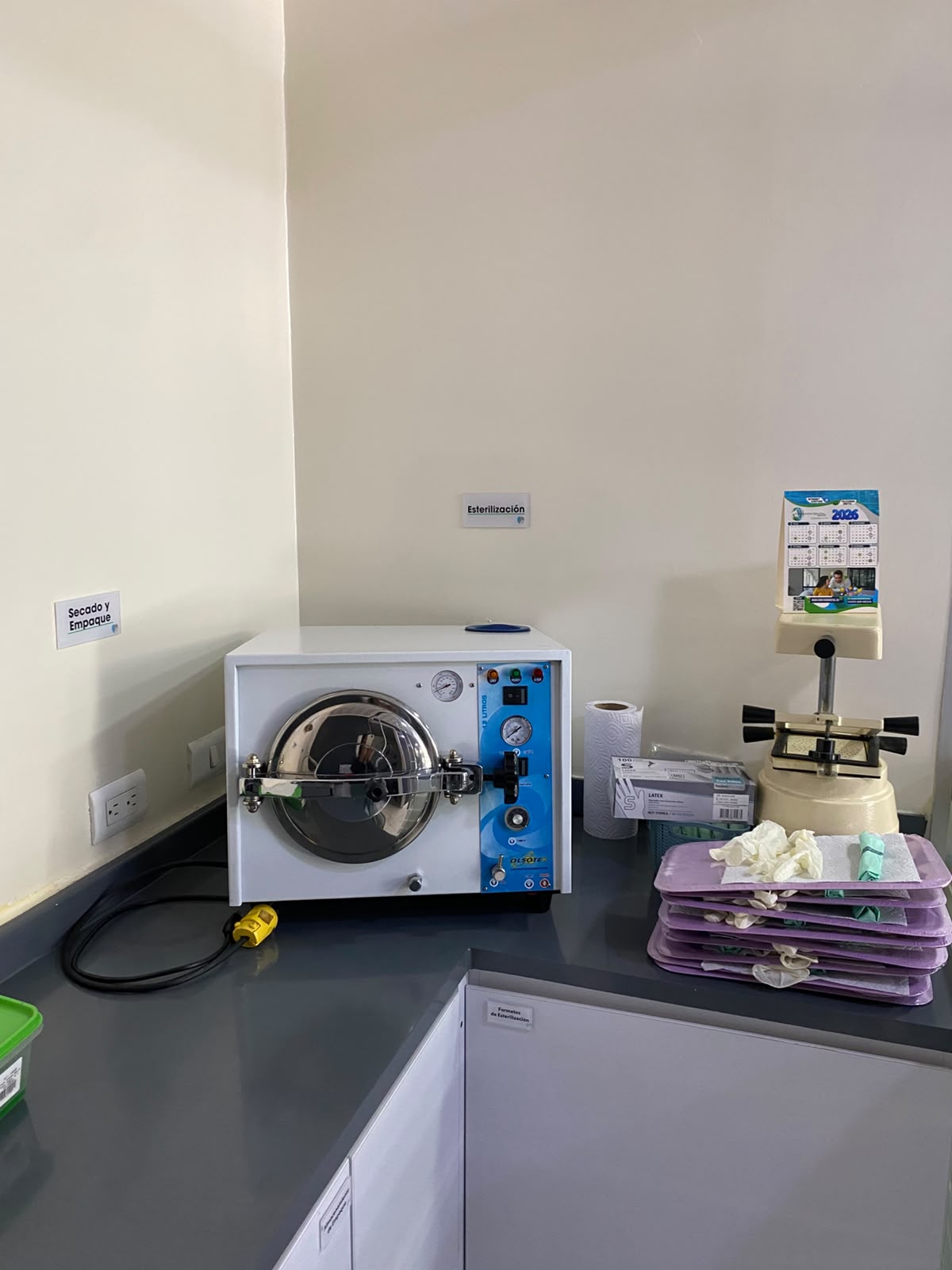 Área de esterilización con autoclave e instrumental organizado